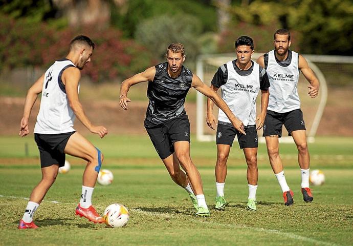 Florian Lejeune intenta arrebatarle el balón a Luis Rioja durante un entrenamiento. Foto: @Alavés