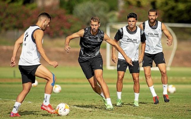 Florian Lejeune intenta arrebatarle el balón a Luis Rioja durante un entrenamiento. Foto: @Alavés