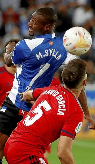 Sylla pelea un balón con David García durante el último derbi liguero entre el Alavés y Osasuna. Foto: D. Aguilar