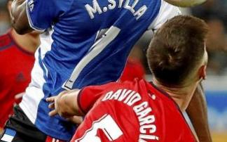 Sylla pelea un balón con David García durante el último derbi liguero entre el Alavés y Osasuna. Foto: D. Aguilar
