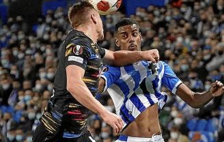 Isak pugna el jueves en Anoeta con Orban, futbolista del RB Leipzig.