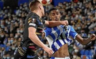 Isak pugna el jueves en Anoeta con Orban, futbolista del RB Leipzig.