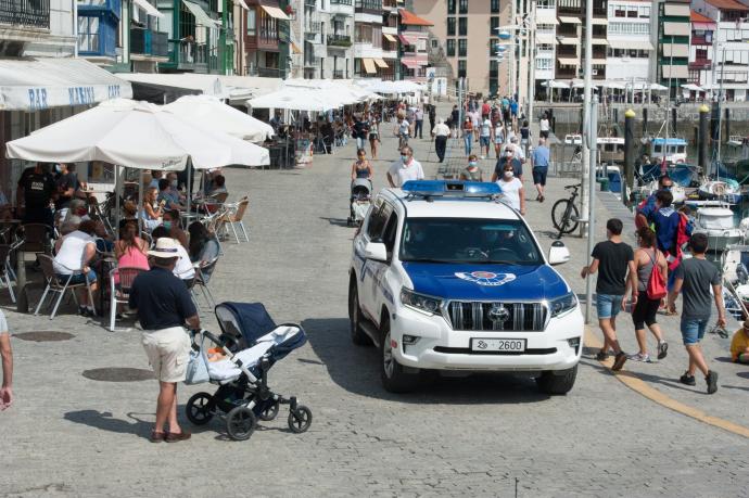 Una patrulla de la Ertzaintza en el puerto de Lekeitio el pasado año, en el que tampoco se celebró el Antzar Eguna.