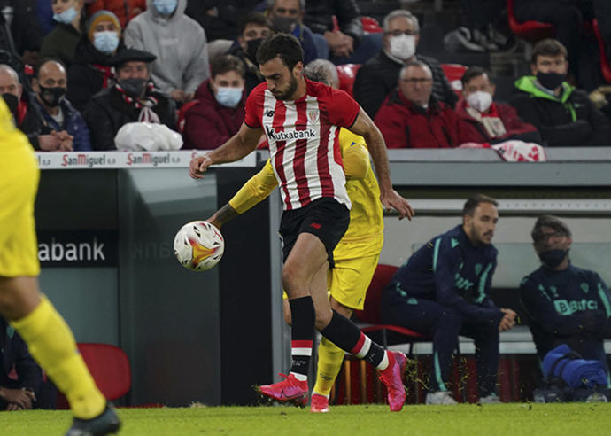 Iñigo Lekue conduce el balón ante el Cádiz