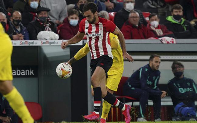 Iñigo Lekue conduce el balón ante el Cádiz.