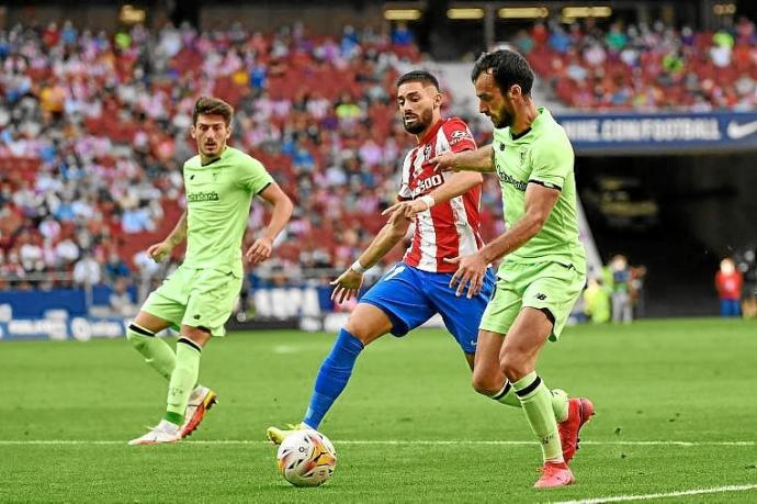 Iñigo Lekue pugna por el balón con Yannick Carrasco. Foto: Afp