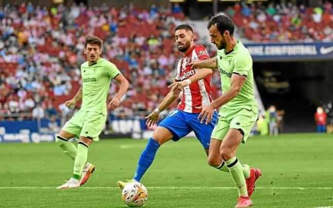 Iñigo Lekue pugna por el balón con Yannick Carrasco. Foto: Afp Iñigo Lekue pugna por el balón con Yannick Carrasco. Foto: Afp