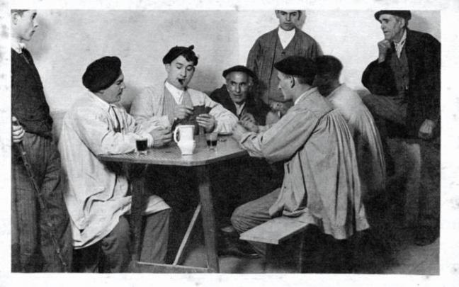 Jugando una partida de mus en una taberna de Lemoa.