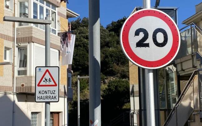 Se ha reducido la velocidad y sumado señalética en Atalaia y en la zona de Andraka.