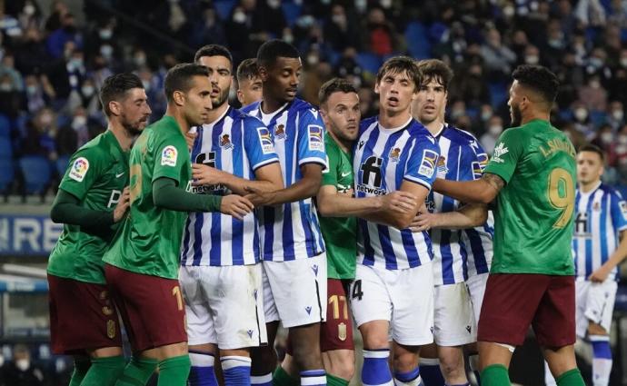 Robin Le Normand trata de zafarse del marcaje de Quini en un saque de esquina en el partido ante el Granada