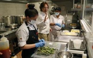 Leonor Espinosa, con parte de su equipo de cocineros, durante la preparación de uno de los menús.