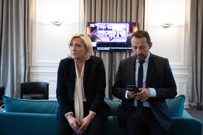 Le Pen reacciona a los primeros resultados de los comicios.