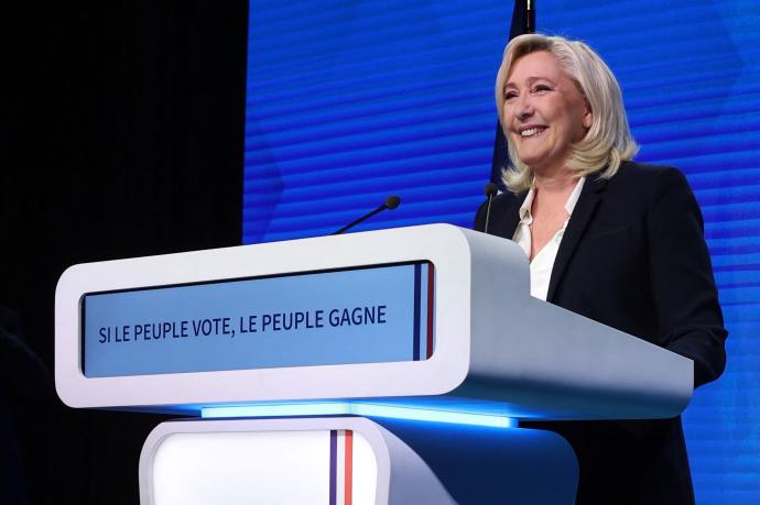 Le Pen comparece tras conocer que pasa a segunda vuelta en las elecciones.