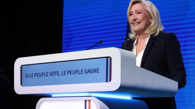 Le Pen comparece tras conocer que pasa a segunda vuelta en las elecciones.