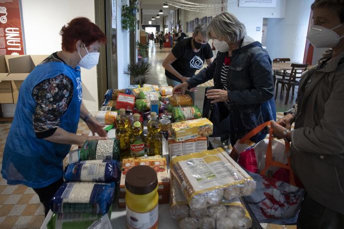 Recogida de alimentos de la ONG Zaporeak para ayudar a las personas refugiadas en la isla griega de Lesbos.