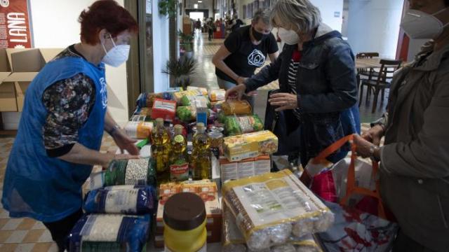 Recogida de alimentos de la ONG Zaporeak para ayudar a las personas refugiadas en la isla griega de Lesbos.