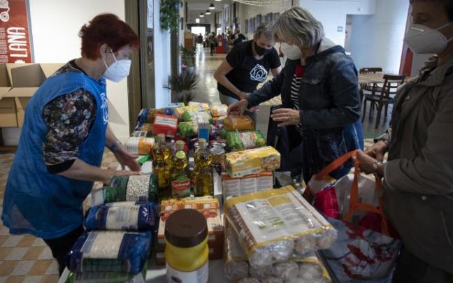 Recogida de alimentos de la ONG Zaporeak para ayudar a las personas refugiadas en la isla griega de Lesbos. Recogida de alimentos de la ONG Zaporeak para ayudar a las personas refugiadas en la isla griega de Lesbos.