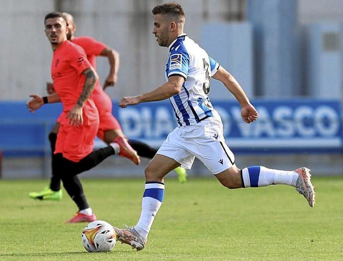 Kevin Rodrigues conduce el balón en un momento del amistoso ante el Huesca.