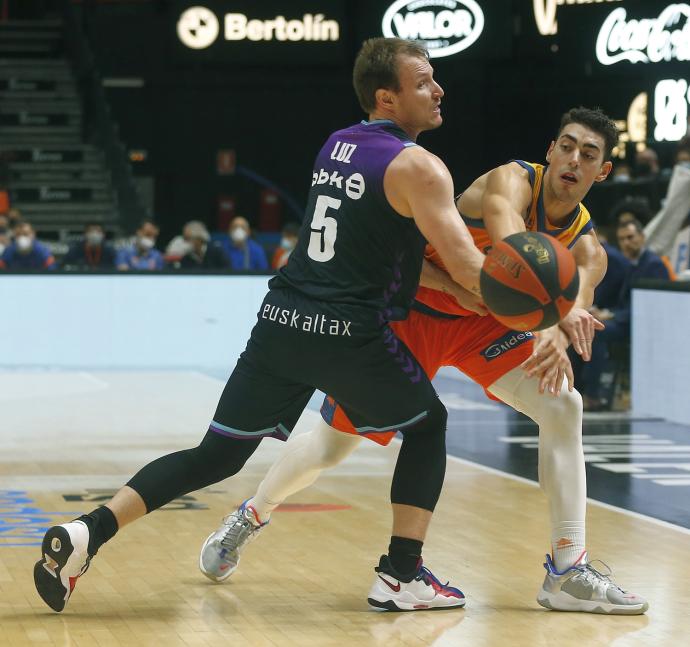 Rafa Luz defiende a Puerto en el partido del pasado domingo ante el Valencia Basket.