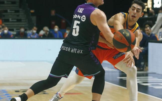 Rafa Luz defiende a Puerto en el partido del pasado domingo ante el Valencia Basket.