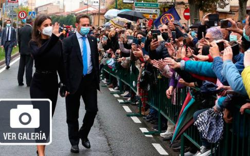 La reina Letizia saluda a su llegada al Festival de Cine Ópera Prima, celebrado en Tudela