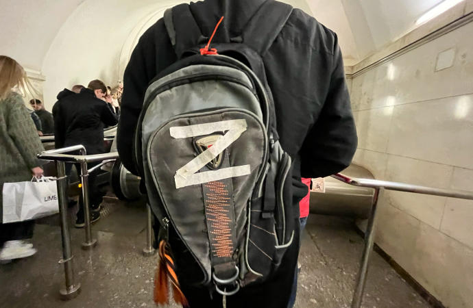 Un hombre pasea con la letra 'Z' en la mochila en el metro de Moscú.