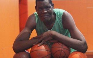 Fallece a los 28 años Bienvenu Letuni, el pívot de 2,24 metros que en 2009 probó en la cantera del Baskonia Fallece a los 28 años Bienvenu Letuni, el pívot de 2,24 metros que en 2009 probó en la cantera del Baskonia