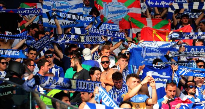 Aficionados del Alavés, durante la visita al Levante del pasado domingo