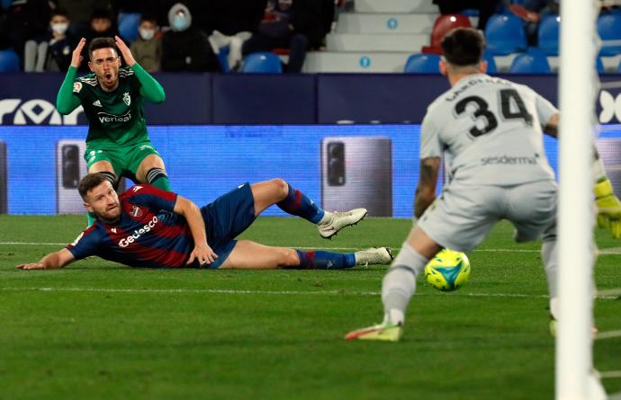 Kike Barja se lamenta tras una de las escasas veces en las que se llegó a puerta ante el Levante