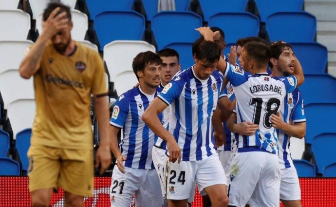 Los jugadores de la Real celebran el gol de Barrenetxea que sirvió para ganar al Levante 1-0 en Anoeta en la primera vuelta.