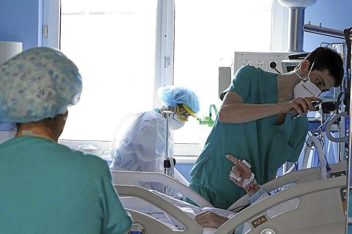 Varios sanitarios atienden a un paciente en una UCI. Foto: Pablo Viñas