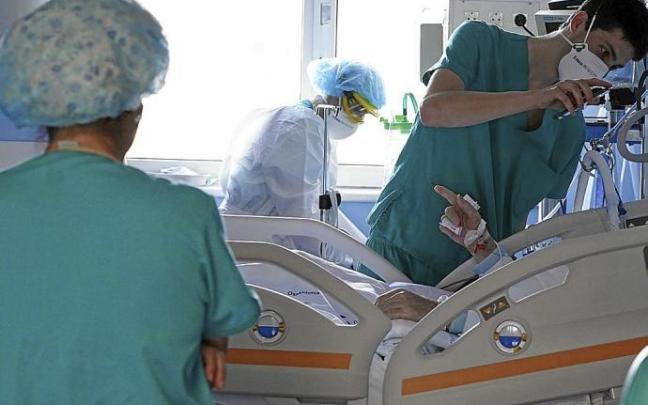 Varios sanitarios atienden a un paciente en una UCI. Foto: Pablo Viñas