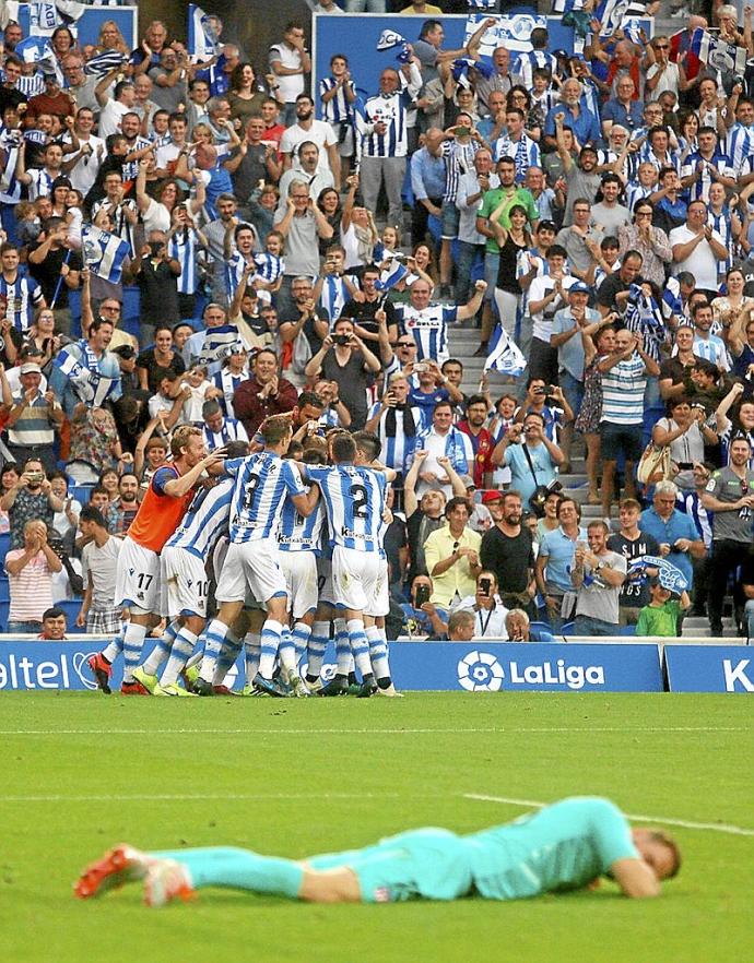 Los jugadores de la Real celebran un gol de Nacho Monreal al Atlético de Madrid en el primer partido del nuevo Anoeta, en septiembre de 2019.