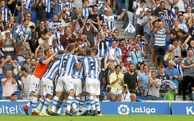 Los jugadores de la Real celebran un gol de Nacho Monreal al Atlético de Madrid en el primer partido del nuevo Anoeta, en septiembre de 2019.
