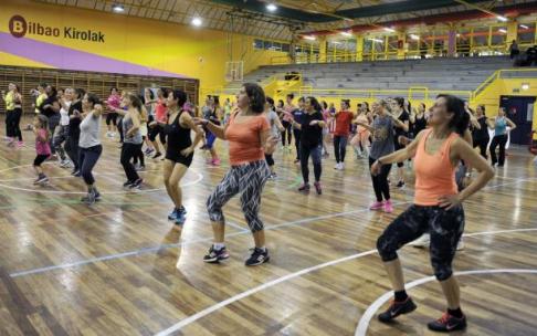 Un grupo de deportistas disfrutan de una clase de zumba en el polideportivo de La Casilla en Bilbao. Un grupo de deportistas disfrutan de una clase de zumba en el polideportivo de La Casilla en Bilbao.