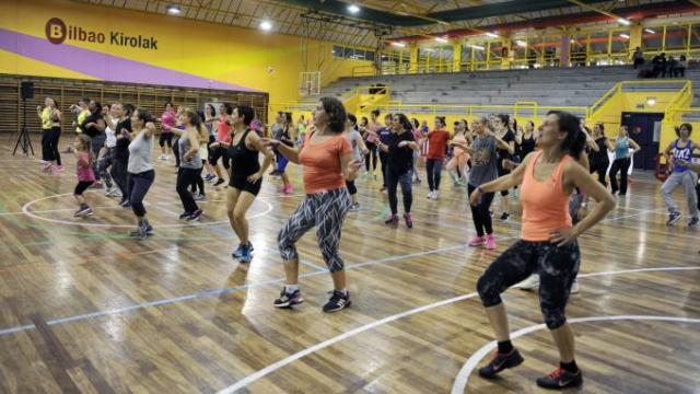 Un grupo de deportistas disfrutan de una clase de zumba en el polideportivo de La Casilla en Bilbao.