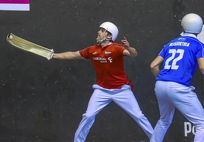 Aritz Erkiaga y Diego Beaskoetxea, durante un lance de la semifinal del Jai Alai Winter Series. Foto: José Mari Martínez