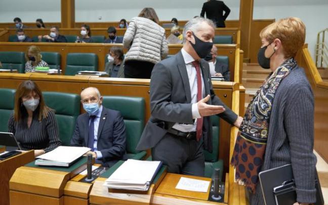 El lehendakari, Iñigo Urkullu, con la consejera de Desarrollo Económico, Arantxa Tapia.