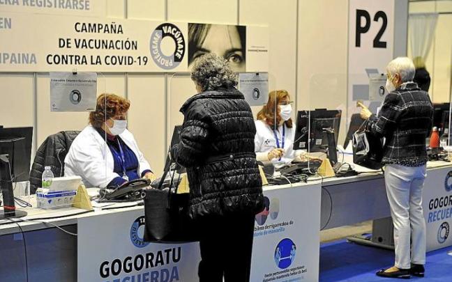 Varias personas acuden a vacunarse contra el covid-19. Foto: Oskar González