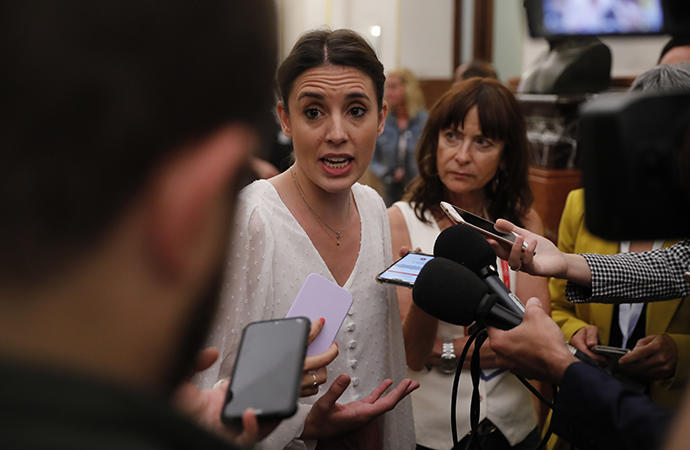 Irene Montero comparece ante los medios ante de la sesión de control en el Congreso.