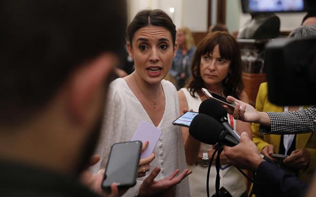 Irene Montero comparece ante los medios ante de la sesión de control en el Congreso.