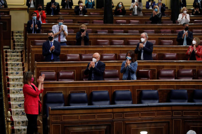 La ministra de Transición Ecológica, Teresa Riberaes aplaudida tras su intervención en el debate de la ley de Cambio Climático y Transición Energética.