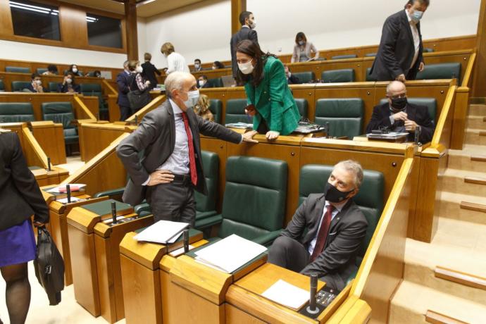 Iñigo Urkullu y Josu Erkoreka, antes del comienzo del pleno del Parlamento Vasco que ha aprobado la nueva norma.