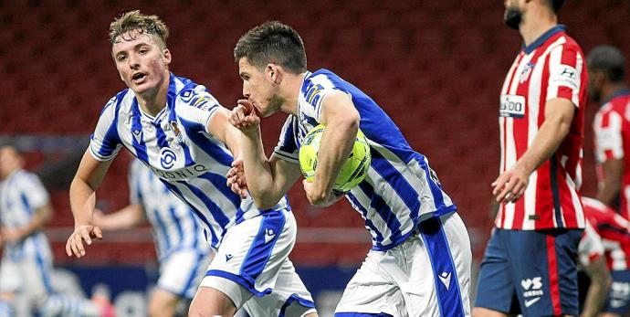 Zubeldia y Pacheco celebran el gol de la Real en el Wanda. Foto: Efe