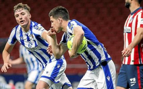 Zubeldia y Pacheco celebran el gol de la Real en el Wanda. Foto: Efe