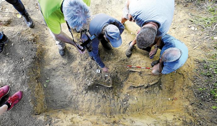 Un equipo de expertos trabaja en la exhumación de los restos de un gudari, en Mendata.