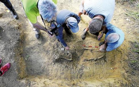 Un equipo de expertos trabaja en la exhumación de los restos de un gudari, en Mendata. Un equipo de expertos trabaja en la exhumación de los restos de un gudari, en Mendata.
