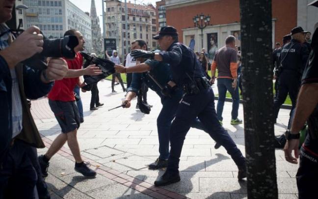 Actuación de la Ertzaintza durante una protesta en Bilbao en 2017.