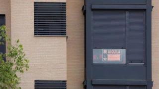 Cartel de "se alquila" en la venta de una vivienda Cartel de "se alquila" en la venta de una vivienda