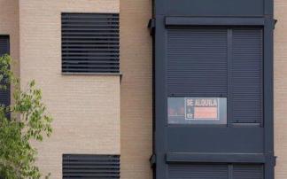 Cartel de "se alquila" en la venta de una vivienda Cartel de "se alquila" en la venta de una vivienda